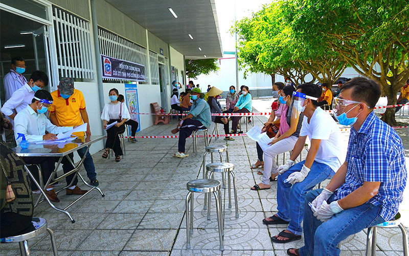 Test nhanh kháng nguyên SARS-CoV-2 cho công nhân tại Công ty TNHH Thủy sản Phú Cường - Kiên Cường Cà Mau