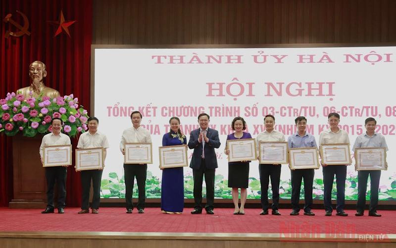 Đồng chí Vương Đình Huệ, Uỷ viên Bộ Chính trị, Bí thư Thành uỷ trao bằng khen cho các tập thể và cá nhân. (Ảnh: Duy Linh)