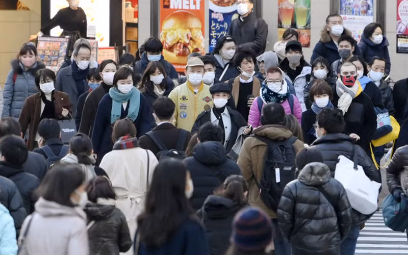 Người dân đeo khẩu trang khi di chuyển trong khu vực Shinjuku tại thủ đô Tokyo, Nhật Bản, trong bối cảnh dịch bệnh Covid-19. Ảnh: Kyodo News