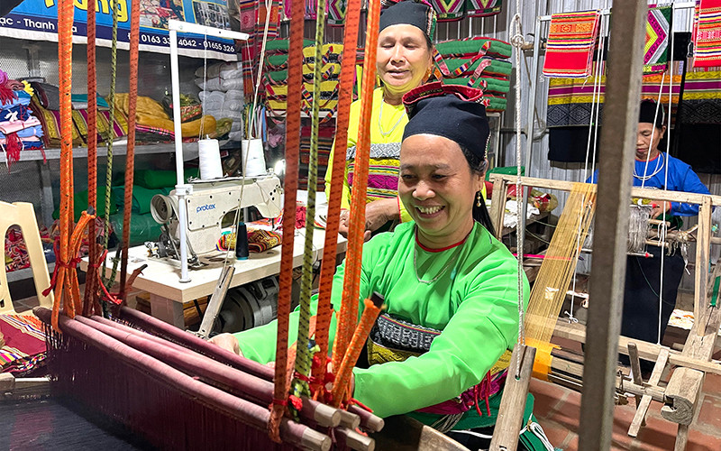 Nghề dệt thổ cẩm của người Mường, xã Cao Ngọc, huyện Ngọc Lặc (Thanh Hóa). Ảnh: QUỲNH TRÂM