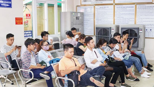 Smartphone đã trở thành một thiết bị công nghệ quen thuộc trong cuộc sống hằng ngày. Ảnh: TL