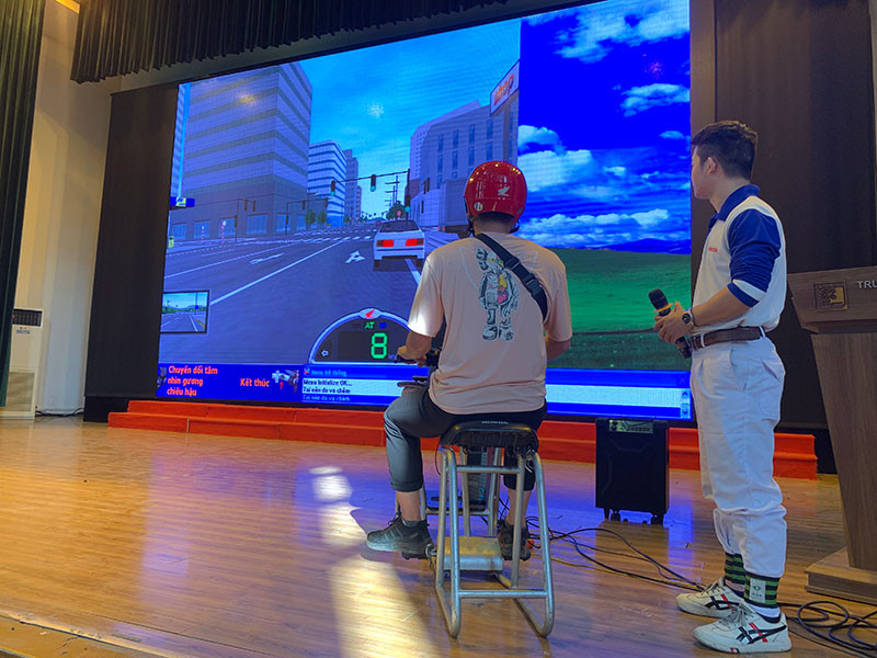 Hướng dẫn tham gia trải nghiệm thực tế thông qua mô hình máy tập lái RT.