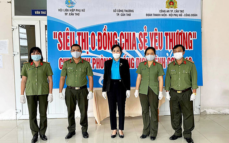 Đại diện Ban Tổ chức Chương trình “Siêu thị không đồng – Chia sẻ yêu thương” tại lễ khánh thành “Siêu thị”.