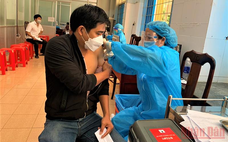 Tỉnh Đắk Lắk hỗ trợ tiêm đủ liều vaccine phòng Covid-19 để người lao động trở lại làm việc.