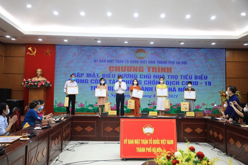 Lãnh đạo MTTQ Thành phố Hà Nội trao tặng Bằng khen tới các chủ trọ đã hỗ trợ những người có hoàn cảnh khó khăn do ảnh hưởng của dịch bệnh