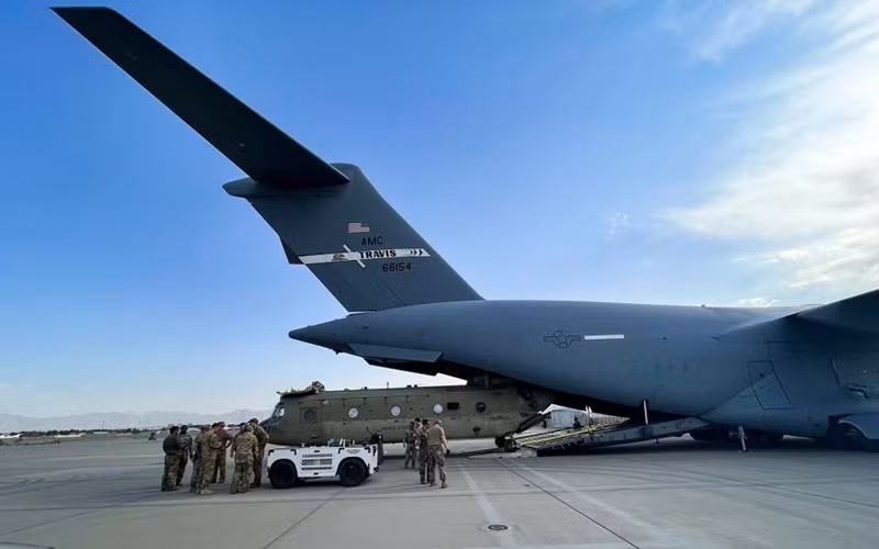 Binh sĩ và thiết bị của Mỹ tại sân bay quốc tế Hamid Karzai, ở Kabul, ngày 28/8. (Ảnh: Bộ Chỉ huy Trung tâm Mỹ/Reuters)