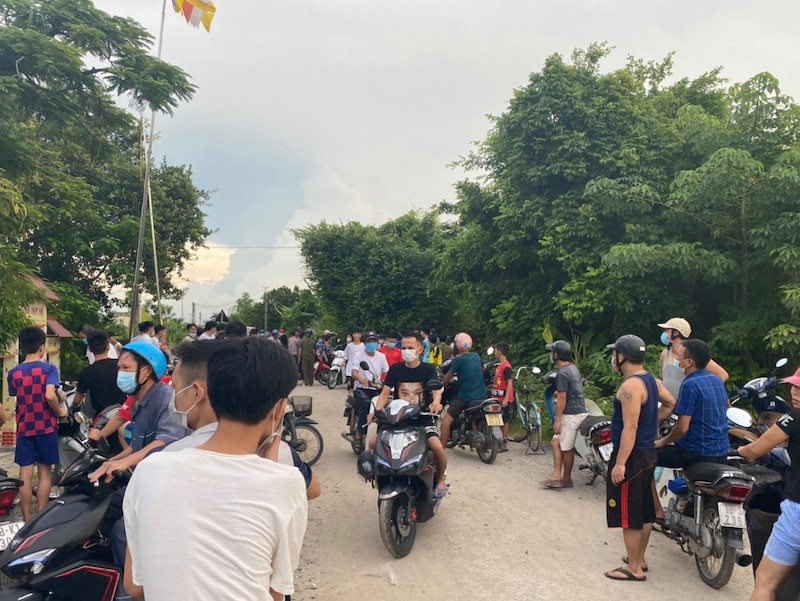 Người dân xã Nam Dương chờ kết quả tìm kiếm 2 học sinh bị đuối nước.