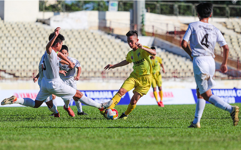 Đội đương kim vô địch Sông Lam Nghệ An (áo vàng) thắng đậm trong trận khai mạc.