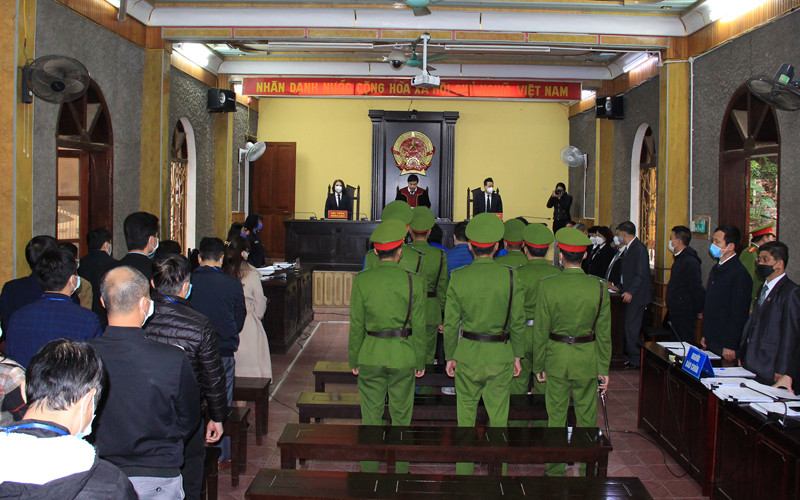 Phiên tòa xét xử vụ án Bùi Thị Hoa và đồng phạm.