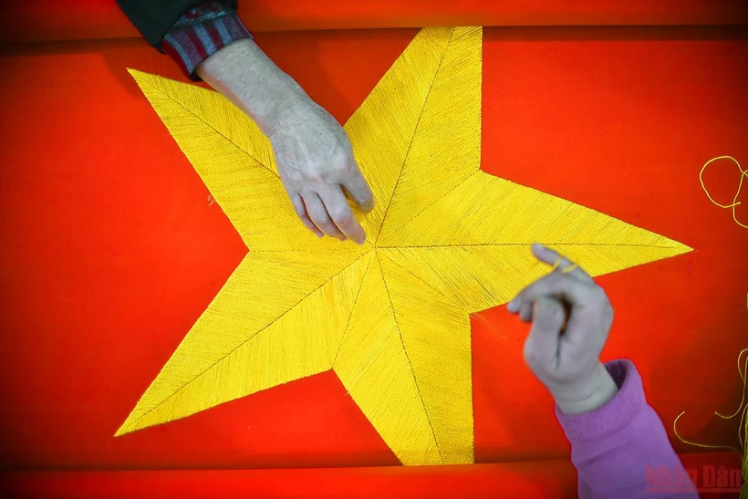 Cờ đỏ, sao vàng từ ngôi làng nhỏ