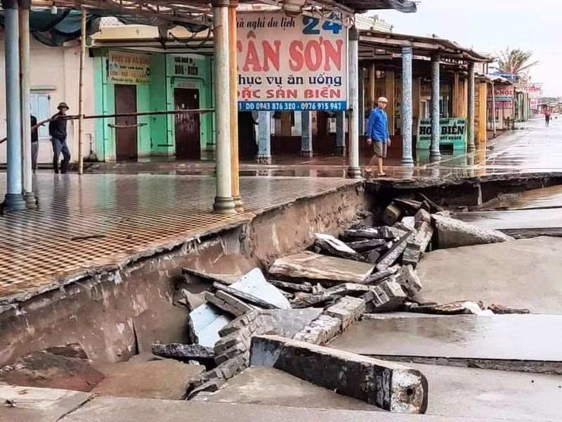 Do ảnh hưởng của triều cường kết hợp sóng to, gió lớn, một số đoạn bờ kè khu du lịch biển Thịnh Long (huyện Hải Hậu, Nam Định) đã bị sạt, sụt khá nghiêm trọng.