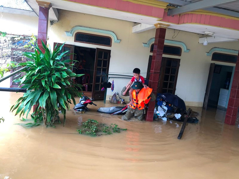 Bộ đội Biên phòng Quảng Bình cứu em bé ra khỏi khu vực nguy hiểm, chiều 19-10.