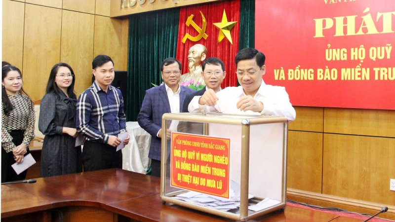 Lãnh đạo tỉnh Bắc Giang ủng hộ Quỹ vì người nghèo tại lễ phát động.