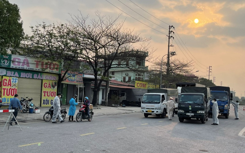 Chốt kiểm soát dịch Covid-19 luôn kiểm tra chặt chẽ các phương tiện vận tải qua lại.