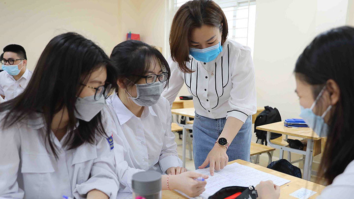 Học sinh lớp 12 được hướng dẫn đầy đủ trước khi đăng ký dự thi tốt nghiệp THPT bằng hình thức trực tuyến. Ảnh: NGỌC BÍCH