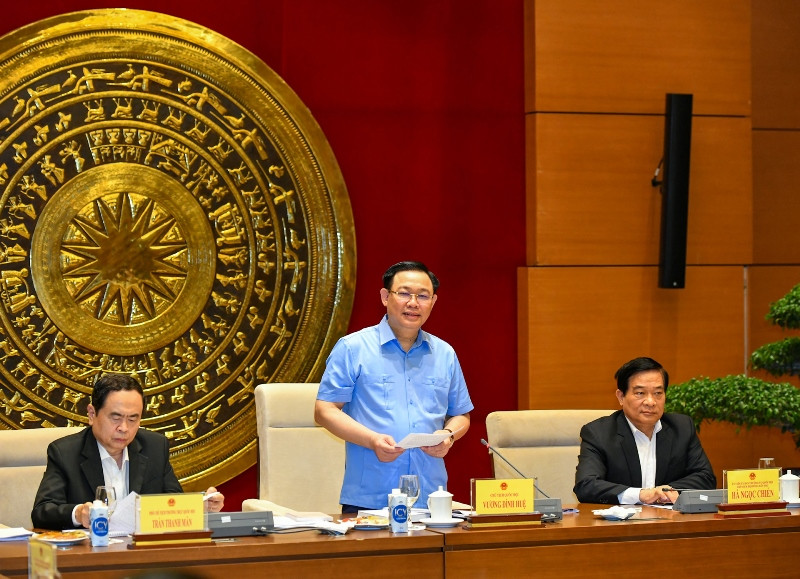 Chủ tịch Quốc hội Vương Đình Huệ phát biểu ý kiến tại buổi làm việc.