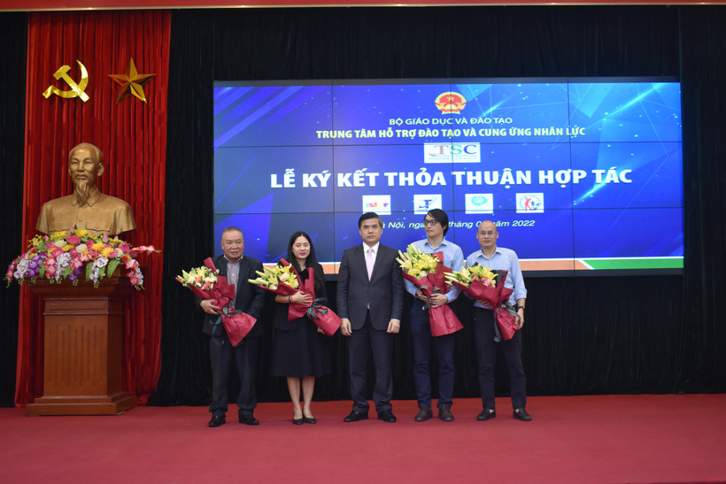Đại diện 4 đơn vị tham gia ký kết. (Ảnh: SƠN BÁCH)