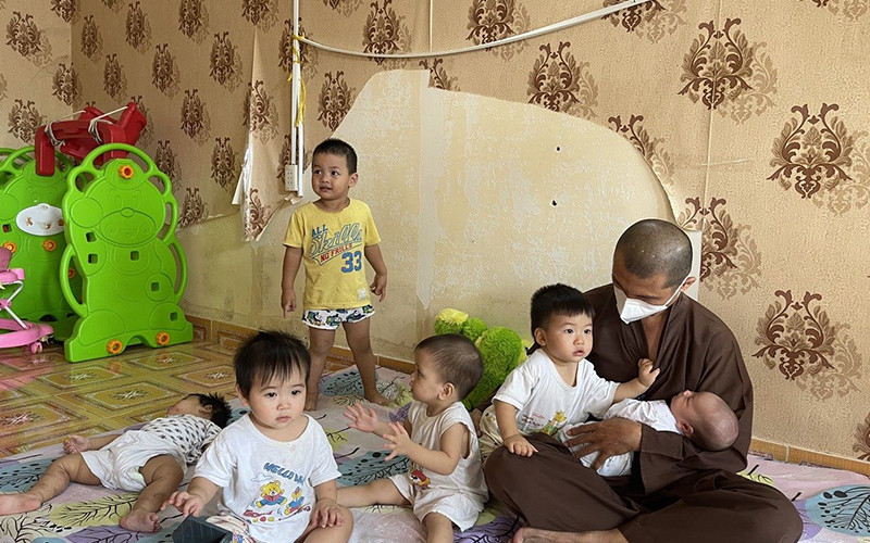 Thầy Nguyên Tâm bên các em nhỏ.