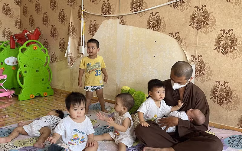 Thầy Nguyên Tâm bên các em nhỏ.