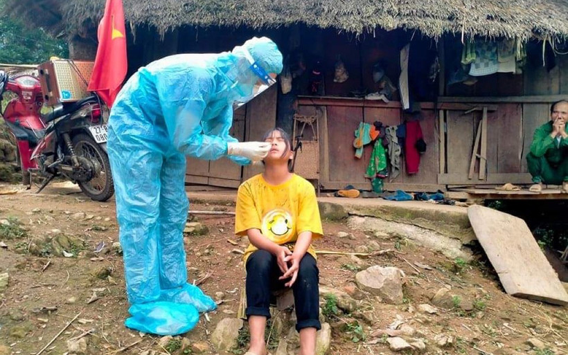 Về bản, đi nương lấy mẫu test nhanh cho người dân Mường Nhà. (Ảnh: Bác sĩ Từ Bá Hải)