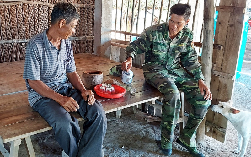 Dượng Ba Nhợi trò chuyện, động viên tinh thần anh em trên chốt.