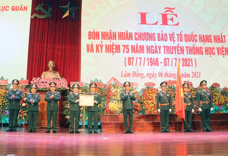 Trung tướng Ngô Minh Tiến trao Huân chương Bảo vệ Tổ quốc hạng nhất do Chủ tịch nước tặng Học viện Lục quân.