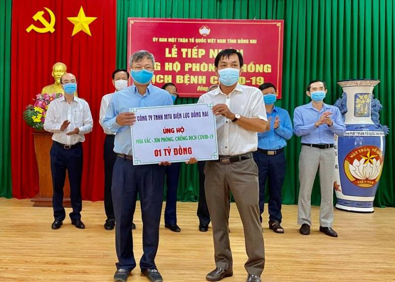 Lãnh đạo tỉnh Đồng Nai tiếp nhận ủng hộ. 