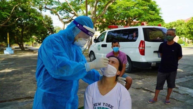 Nhân viên y tế Quảng Bình lấy mẫu xét nghiệm SARS-CoV-2.