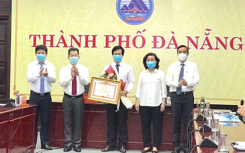 Lãnh đạo thành phố Đà Nẵng trao Bằng khen của Thủ tướng Chính phủ cho CDC thành phố.