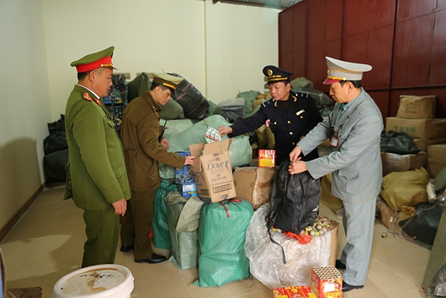 Lực lượng chức năng tại Trạm kiểm soát liên hợp Dốc Quýt (Lạng Sơn) kiểm tra hàng hóa nhập lậu bị thu giữ.