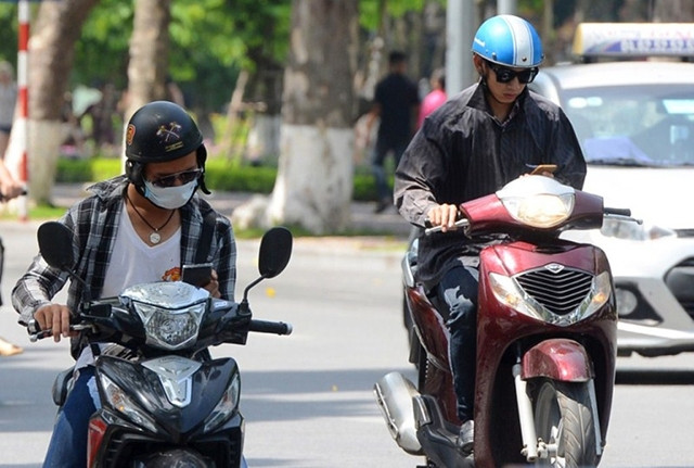 Hành vi vừa điều khiển phương tiện giao thông vừa sử dụng điện thoại khá phổ biến trong lớp trẻ.