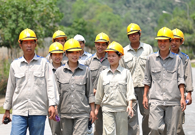 Những công nhân, lao động lành nghề, vững về chuyên môn là lực lượng sản xuất ra của cải vật chất cho đất nước.