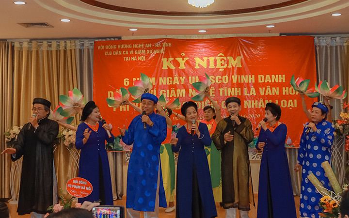 Câu lạc bộ Dân ca ví, giặm Nghệ Tĩnh tại Hà Nội biểu diễn. 