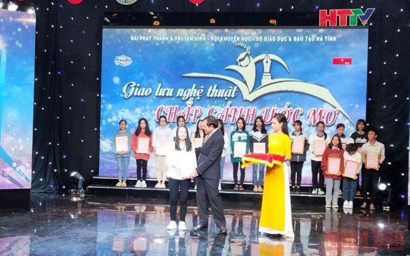 Lãnh đạo Quỹ Khuyến học Hà Tĩnh vinh danh các tân sinh nỗ lực vượt khó.