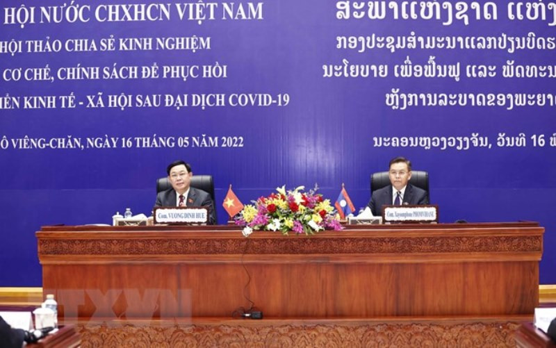 Chủ tịch Quốc hội Vương Đình Huệ và Chủ tịch Quốc hội Lào Saysomphone Phomvihane đồng chủ trì Hội thảo.