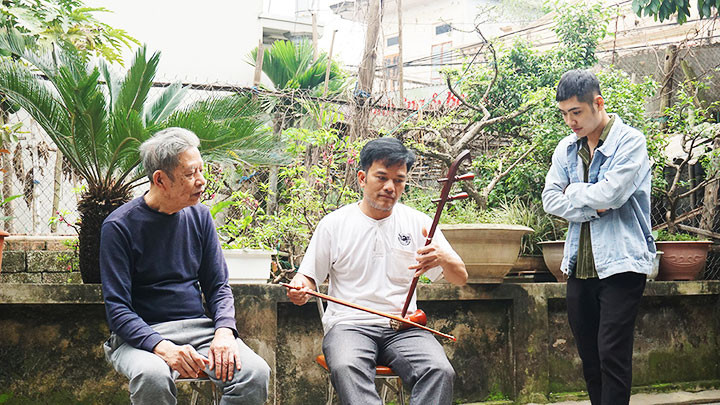 Ông Hởi (bên trái) và các con tập hát.