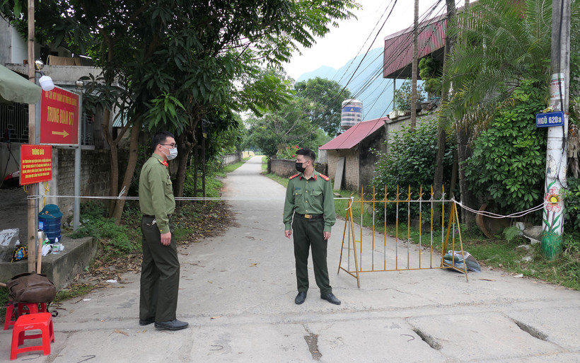 Lập chốt phong tỏa khu dân cư có ca dương tính Covid-19 tại phường Ngọc Hà.