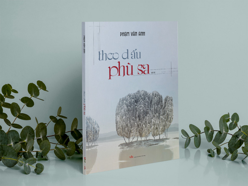 Bìa tập bút ký “Theo dấu phù sa”.