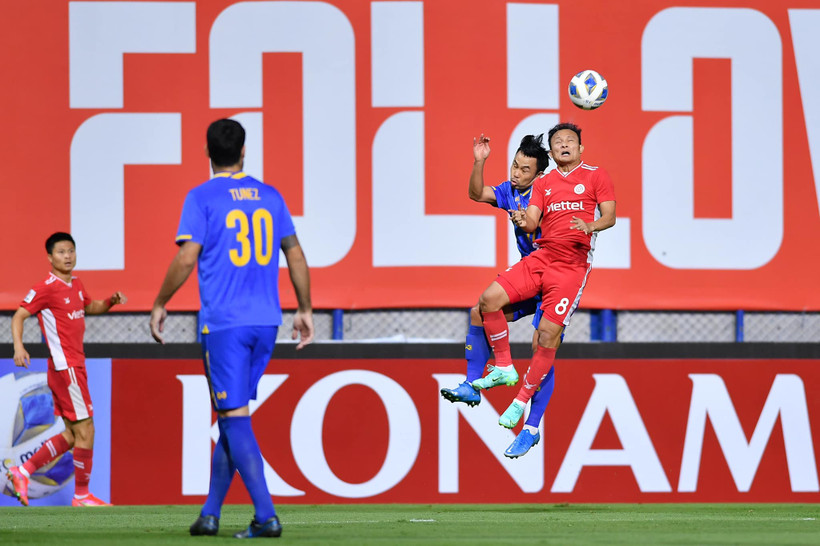 Trọng Hoàng tranh chấp bóng cùng cầu thủ Pathum United. (Ảnh: VFF)