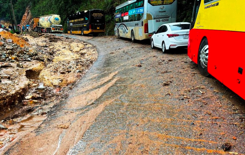 Lũ ống gây ách tắc giao thông tại đèo Ô Quý Hồ, quốc lộ 4D nối thị xã Sa Pa với thành phố Lai Châu.