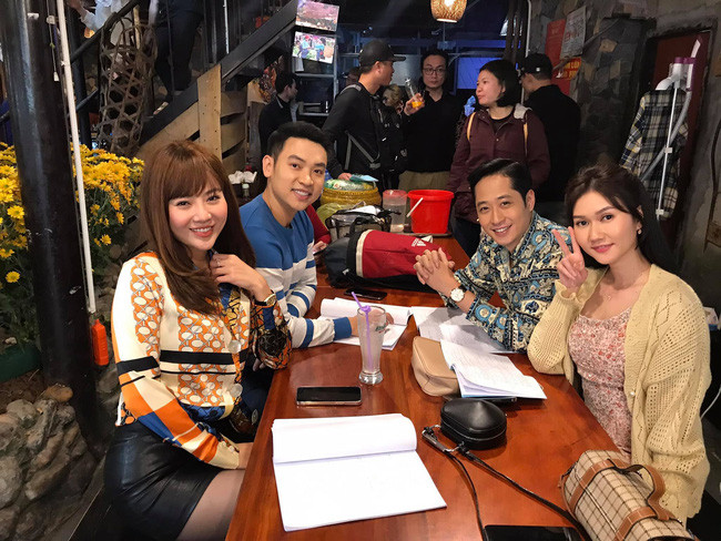 Các diễn viên trong quá trình quay phim "Mùa hoa tìm lại". Ảnh: Đoàn làm phim.