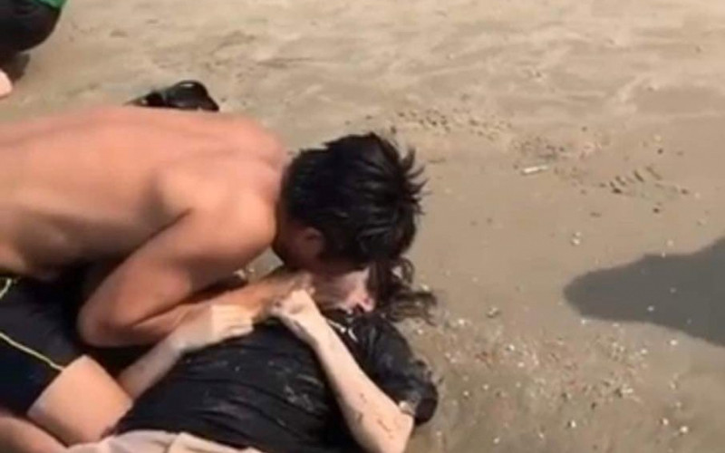 Trung úy Thái Ngô Hiếu đã thực hiện các biện pháp cứu nạn để cứu sống nạn nhân. (Ảnh: Báo Công an nhân dân)