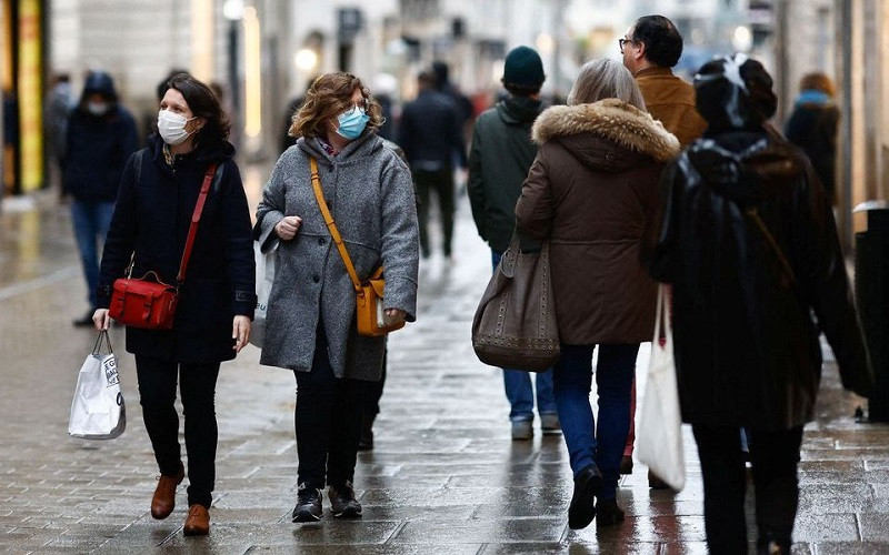 Người dân đeo khẩu trang trên đường phố ở Nantes, Pháp, ngày 8/1/2022. (Ảnh: REUTERS)