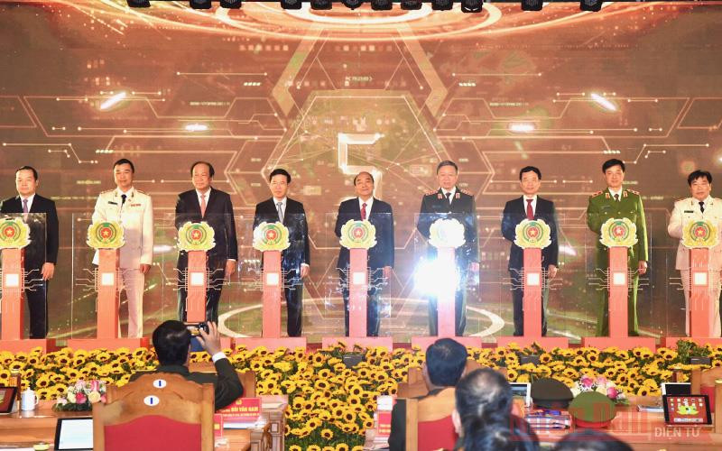 Các đại biểu nhấn nút khai trương Hệ thống cơ sở dữ liệu quốc gia về dân cư và Hệ thống sản xuất, cấp, quản lý căn cước công dân. (Ảnh: Trần Hải)