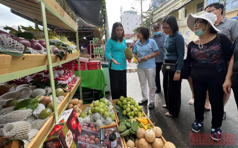 Người dân tham quan, tìm hiểu các gian hàng trưng bày, giới thiệu tại Tuần lễ trái cây “Trên bến dưới thuyền”. 