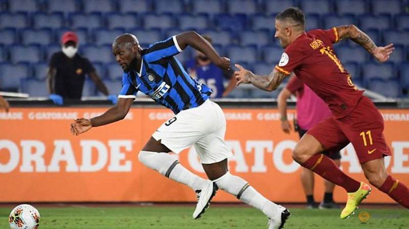 Tiền đạo Romelu Lukaku (áo xanh) giúp Inter Milan thoát khỏi cảnh trắng tay trên sân của AS Roma. (Ảnh: Reuters)