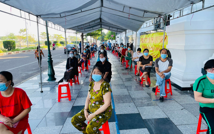 Thành phố Quy Nhơn, tỉnh Bình Định tổ chức tiêm chủng diện rộng cho người dân toàn thành phố. 