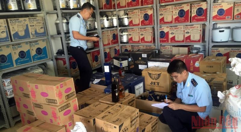 Lực lược hải quan thu giữ hàng nhập lậu. (Ảnh: QUANG QUÝ)
