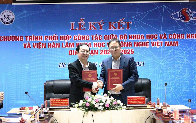 Bộ trưởng Khoa học và Công nghệ và Chủ tịch Viện Hàn lâm Khoa học và Công nghệ Việt Nam ký kết chương trình phối hợp công tác.