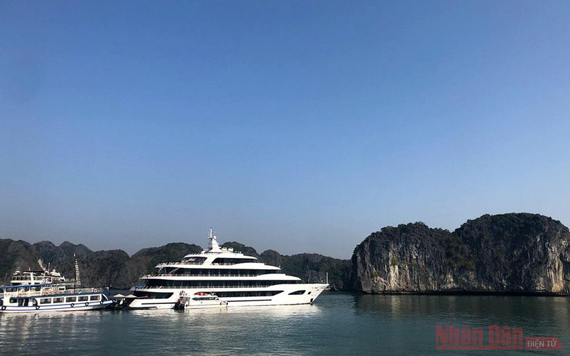 Đón khách lên du thuyền ở Cát Bà.